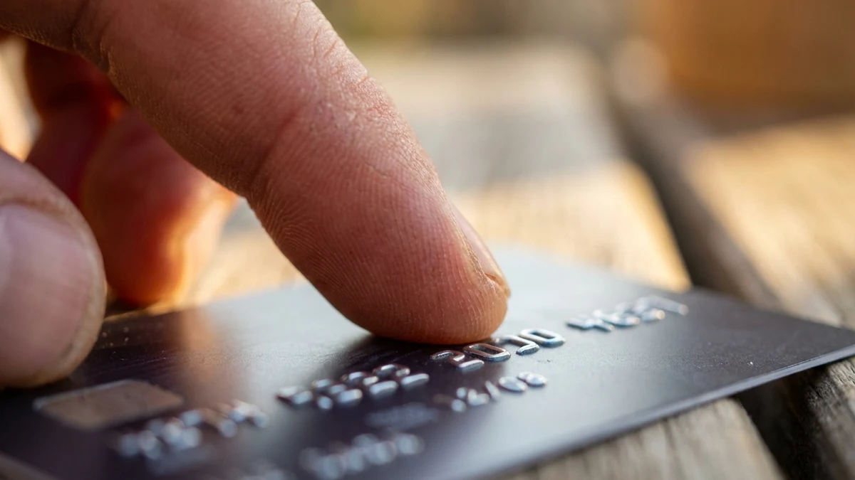 Evolução dos cartões de crédito: do relevo ao chip e ao digital